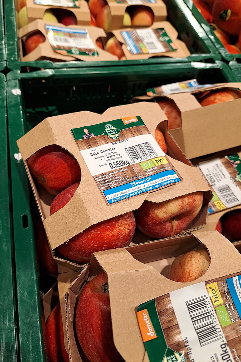 Nachhaltige Etiketten: Apfel in Kartonverpackung mit Etikett