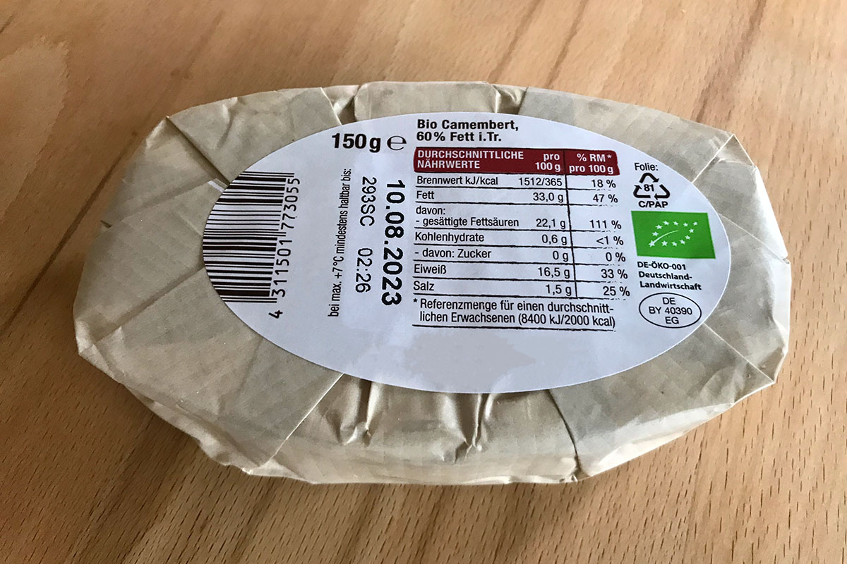 Lösungen Lebensmittel: Two-in-one Produkt- und Verschlussetikett, farbig vorbedruckt, nachträglich thermotransferbedruckt mit Inhalt, MHC, Barcode, auf Käseverpackung