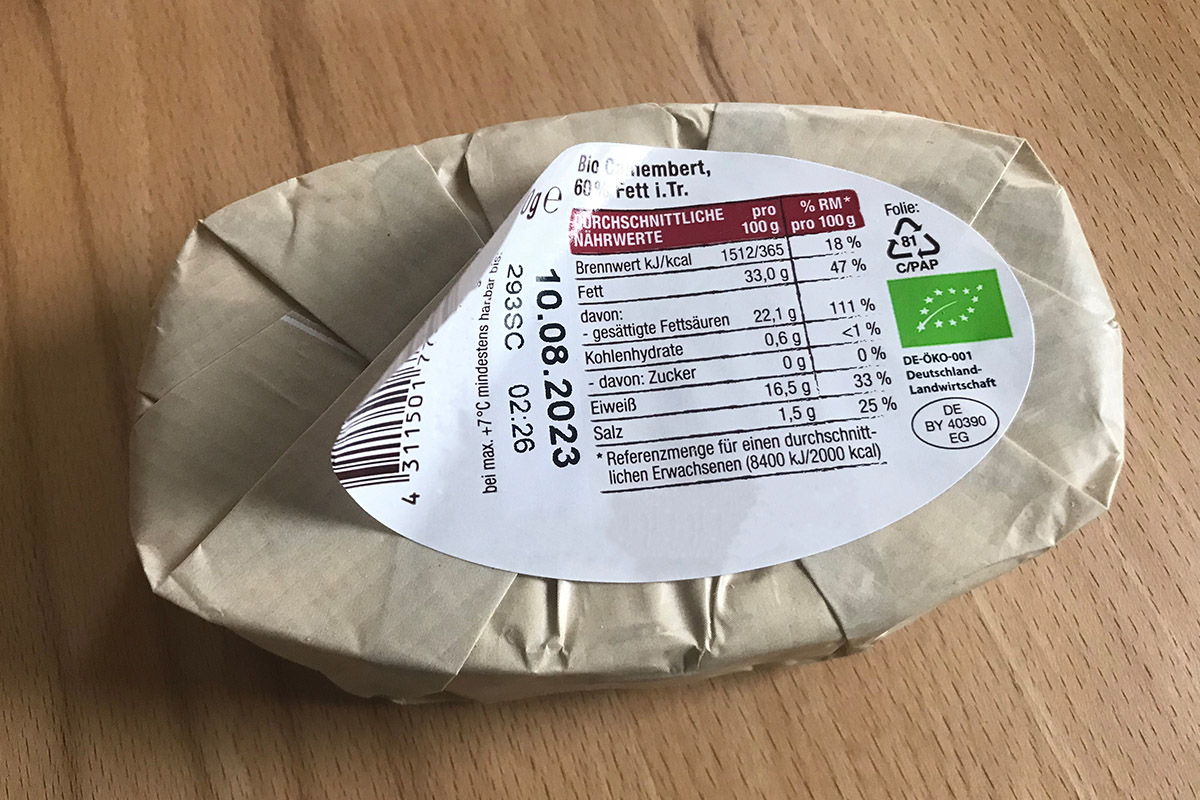 Lösungen Lebensmittel: Two-in-one Produkt- und Verschlussetikett, farbig vorbedruckt, nachträglich thermotransferbedruckt mit Inhalt, MHC, Barcode, auf Käseverpackung