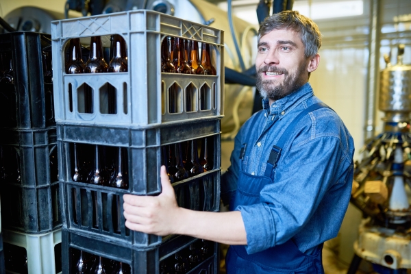 Mitarbeiter mit Getränkekisten in der Getränkeindustrie