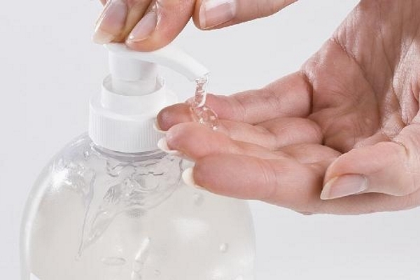 Desinfektionsmittel Spender mit 2 Händen