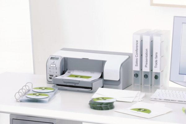 Büroorganisation: CD Etiketten und CDs am Drucker