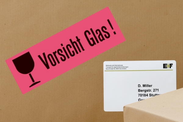 Wanrhinweisetikett Vorsicht Glas auf einem Paket