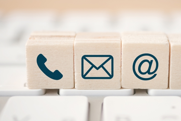 Icon Kontaktaufnahme Telefon, Post, E-Mail, Symbole auf Würfeln