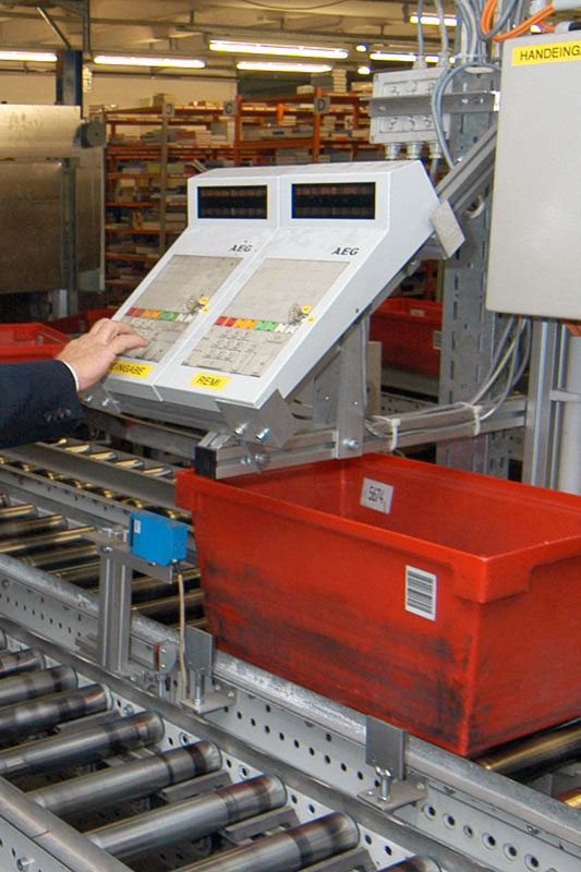 Ablösbare Buchetiketten bei KNV, am Computer im Kommissionierbereich