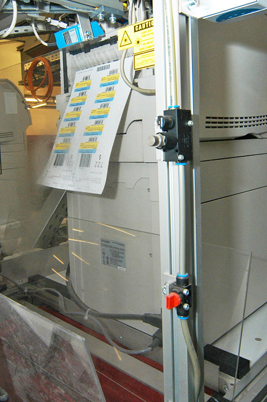 Ablösbare Buchetiketten bei KNV, Blattetiketten am Drucker im Kommissionierbereich
