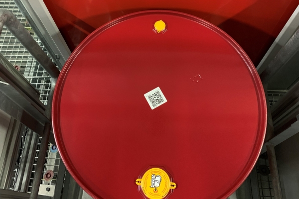 Gefahrstoff- und Gefahrgut-Etiketten: BASF Gebindetikett mit Barcode, auf rotem Stahlfass