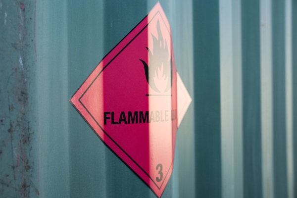 Gefahrstoff- und Gefahrgut-Etiketten: Gefahrstoff- und Gefahrgut-Etiketten: Placard auf Container