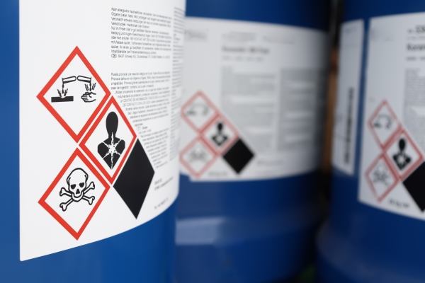 Gefahrstoff- und Gefahrgut-Etiketten: Gefahrstoffetikett mit 3 Gefahrensysmbolen auf blauer Dose