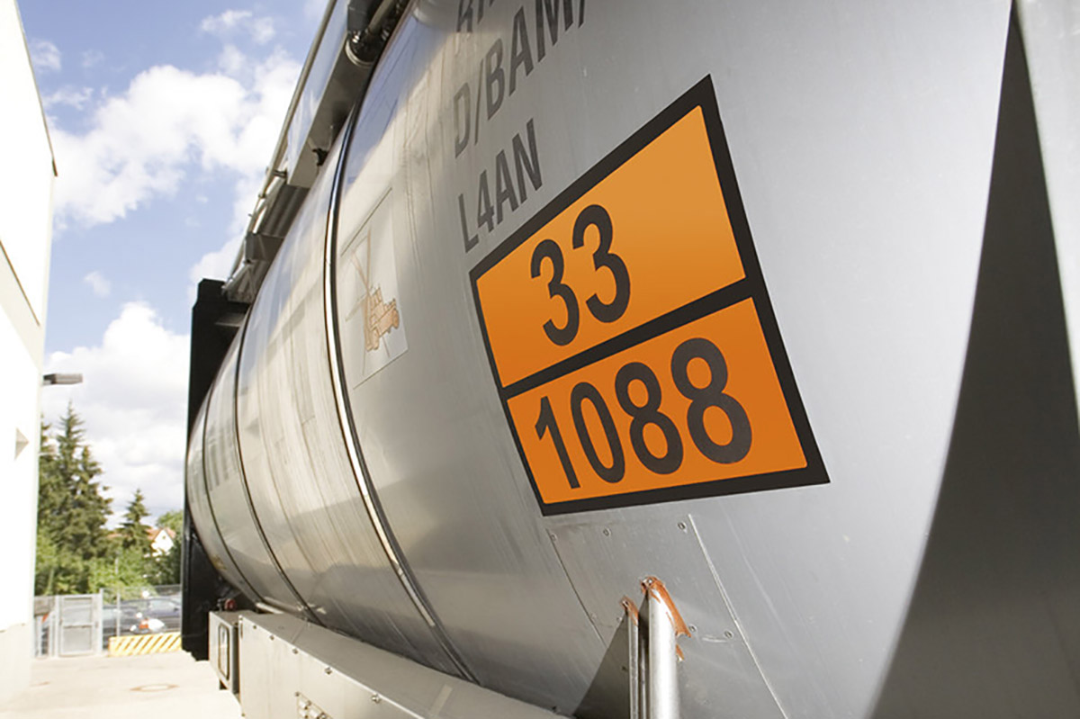 Gefahrstoff- und Gefahrgut-Etiketten: Warntafel orange mit Kennzeichnungsziffern auf silbernem Tankwagen