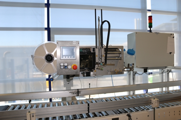 HERMA InNo-Liner: HERMA InNo-Liner Etikettiermaschine vor einer Glasfront