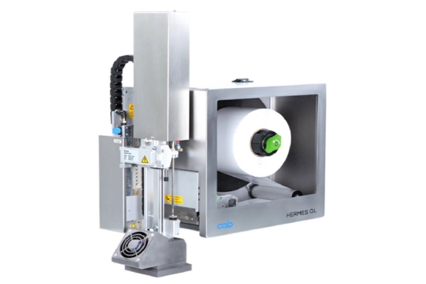 HERMA InNo-Liner: Hochleistungsdrucker HERMES QL von cab, ausgestattet mit einem großen Rollenhalter und einer präzisen Druckeinheit für HERMA InNo-Liner-Etiketten.