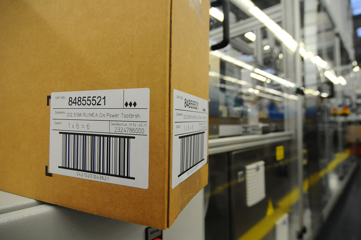 Laseraktivierbare Etiketten: Versandetikett auf braunem Karton in der Logistik