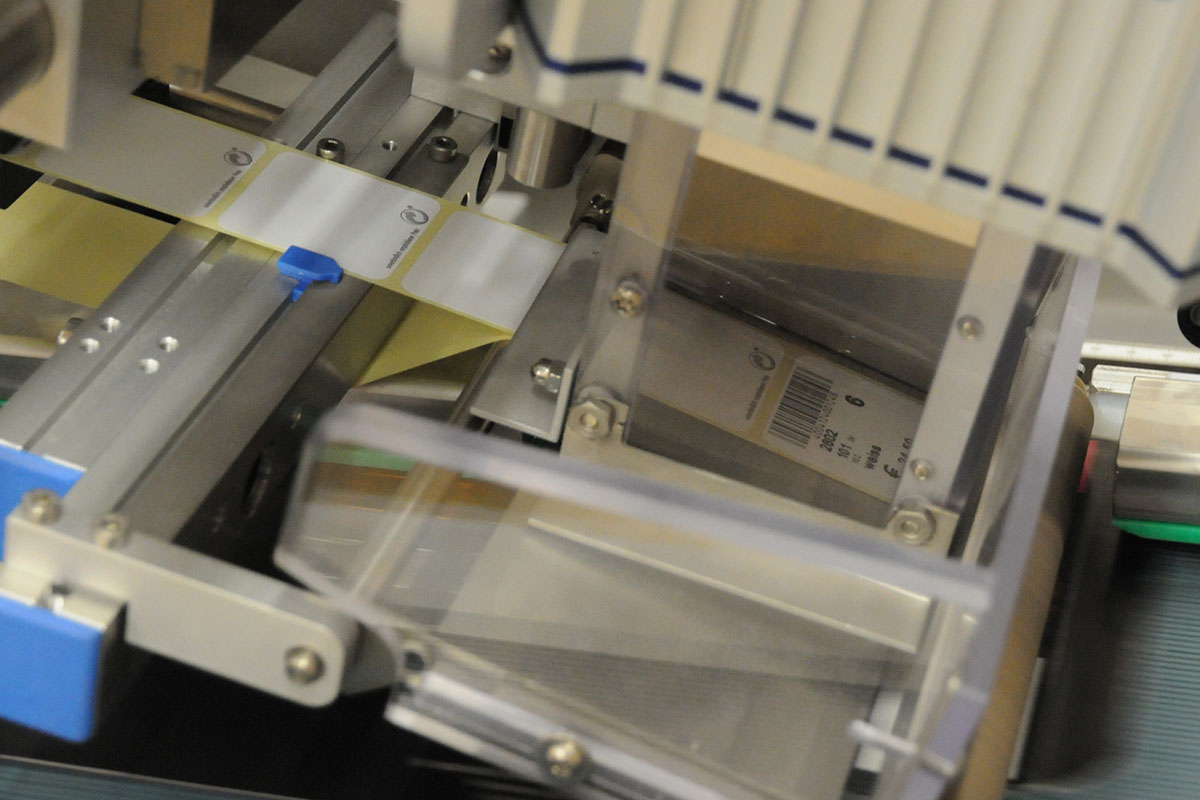 Laseraktivierbare Etiketten: im Produktionsprozess, Detail Druckeinheit mit Mey-Etikett