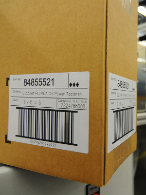 Laseraktivierbare Etiketten: Versandetikett auf braunem Karton in der Logistik