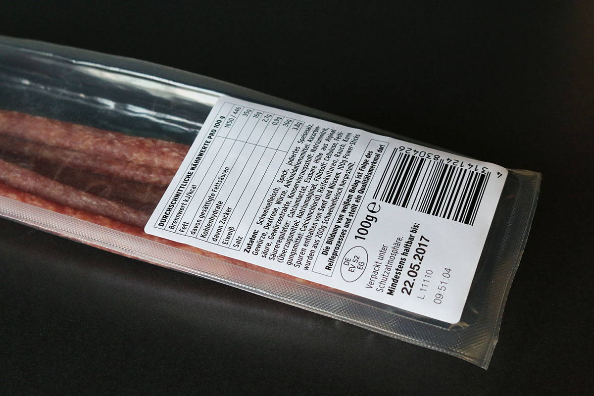 Lebensmittelkennzeichnung: Produktkennzeichnungsetikett, Lebensmitteletikett mit Barcode auf Salamipackung