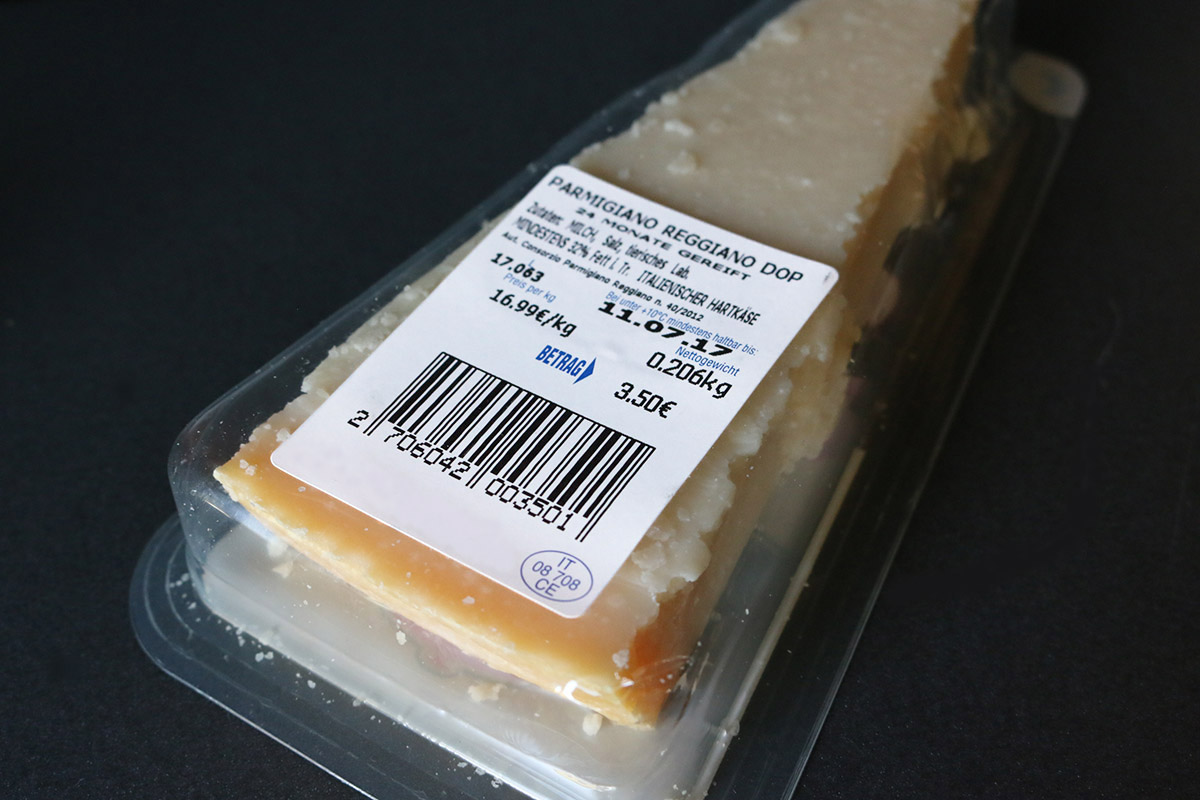 Lebensmittelkennzeichnung: Produktkennzeichnungsetikett, Lebensmitteletikett mit Barcode auf Parmesanpackung aus Kunststoff