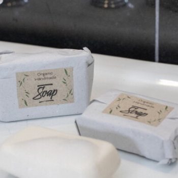 Nachhaltige Etiketten: Silphie-Etiketten, Anwendung auf Seifenverpackung