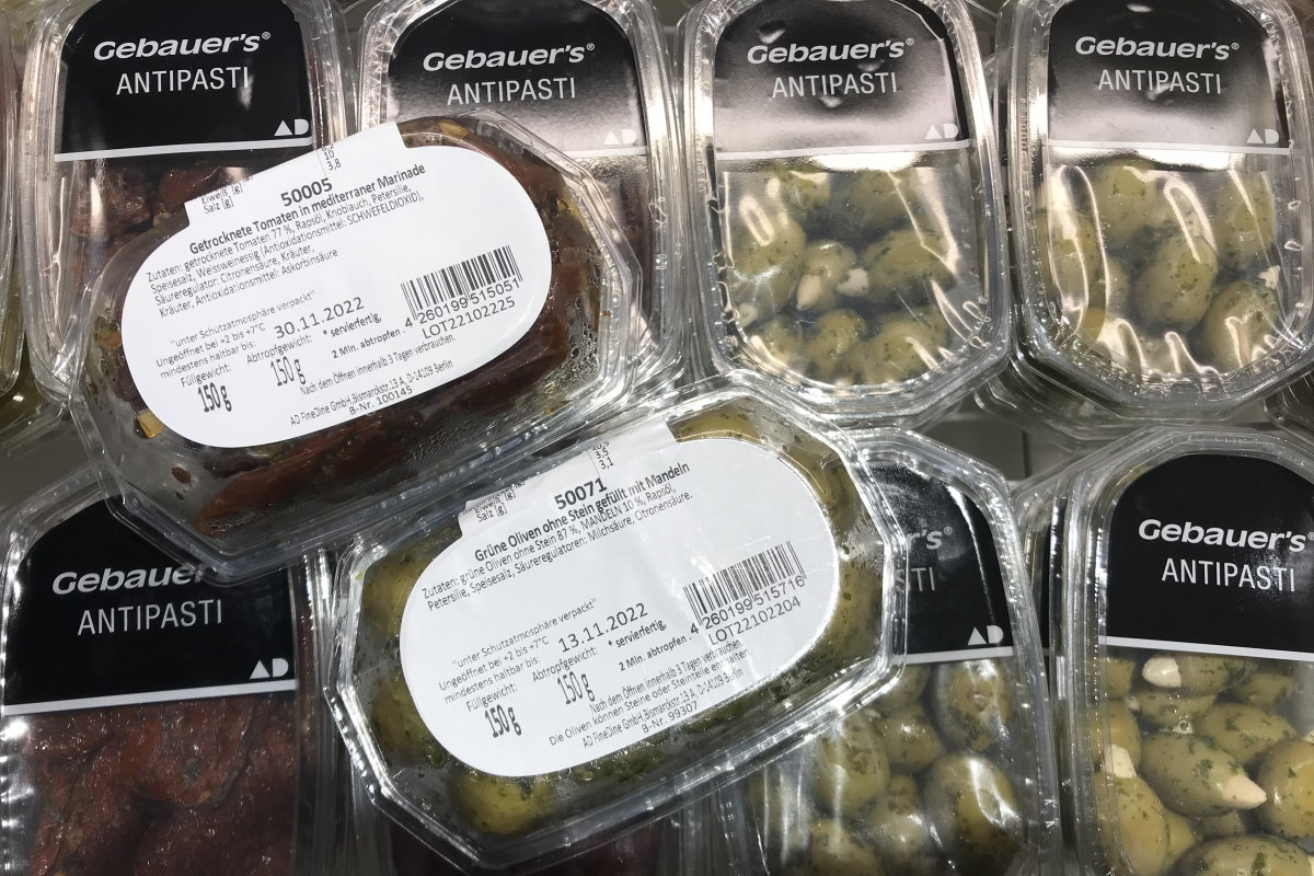 Nachhaltige Etiketten: Wash-off-Etiketten auf Clamshellverpackungen mit Antipasti
