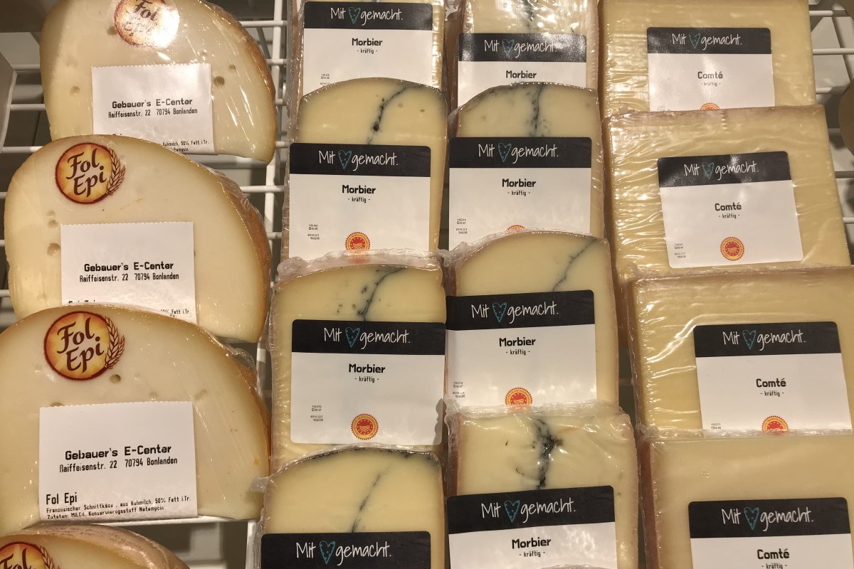 Nachhaltige Etiketten: Wash-off-Etiketten auf Folienverpackungen mit Käse