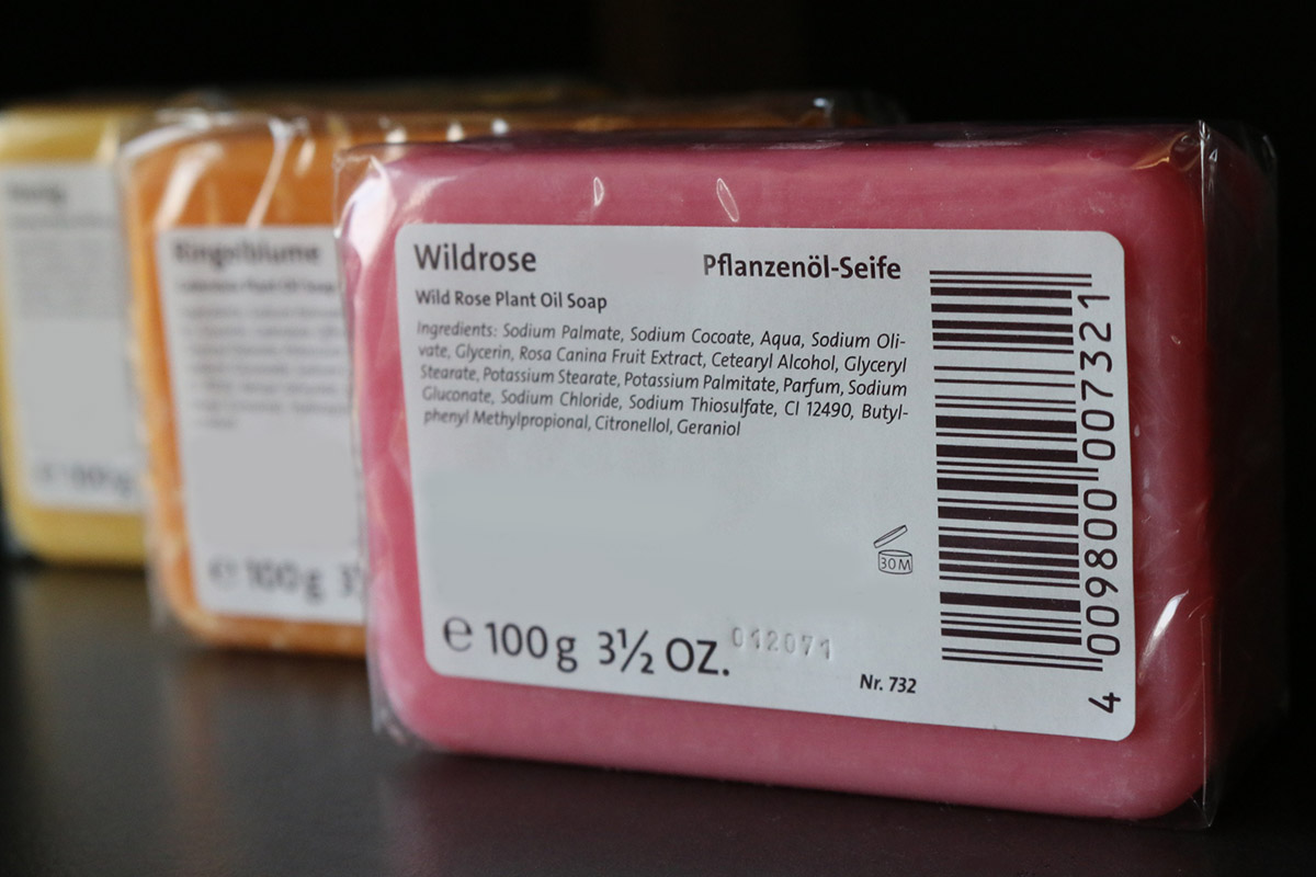 Produktkennzeichnung: Etiketten auf in Folie verpackten farbigen Seifen