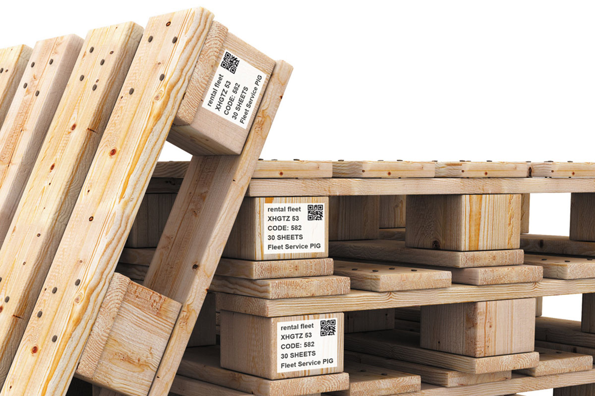 Versand- und Palettenetiketten: Palettenfuss Etiketten auf rauen Holzpaletten, Ausschnitt