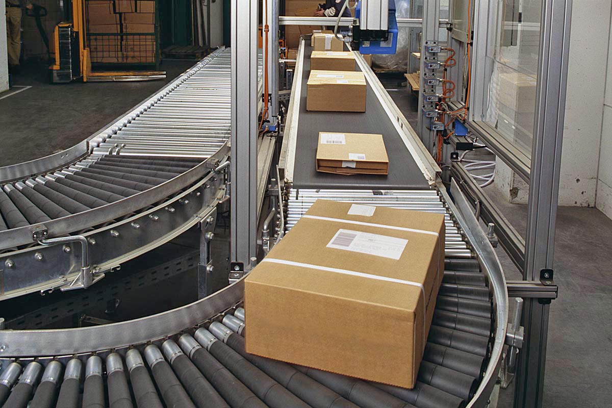 Versand- und Palettenetiketten: Versandetiketten auf banderolierten Kartons, auf Förderband in der Logistik