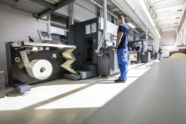 HERMA Digitaldruckmaschine HP Indigo, Mitarbeiter an Maschine