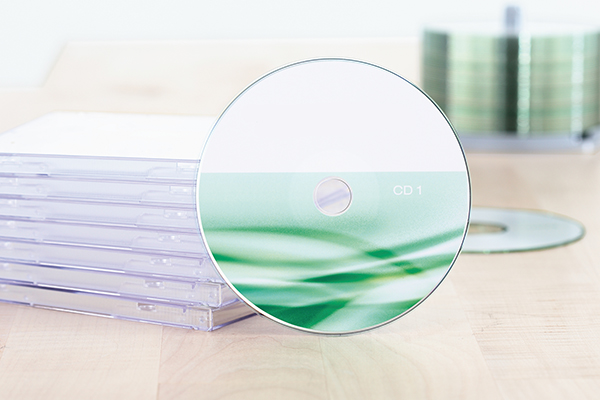 Hinweise zur Druckdatenübermittlung, CD vor einem Stapel mit Jewelcases