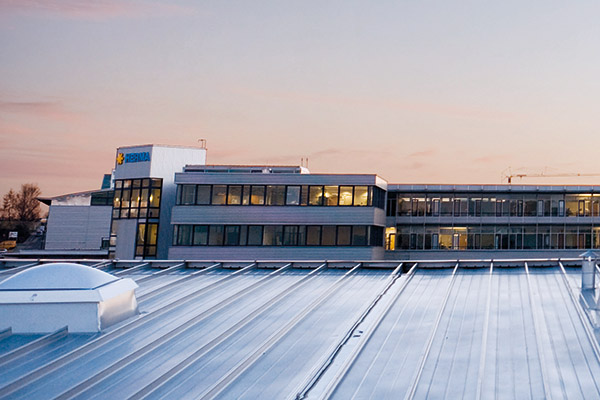 HERMA Gebäude im Sonnenuntergang