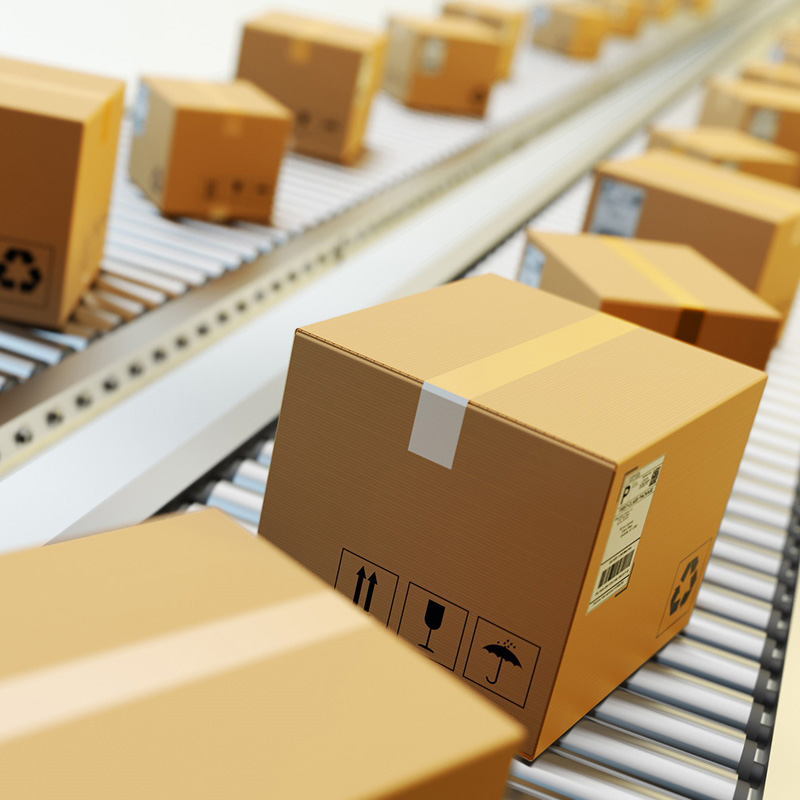 Versand- und Palettenetiketten: Versandetikett auf braunen Kartons, auf Förderband in der Logistik, von vorne