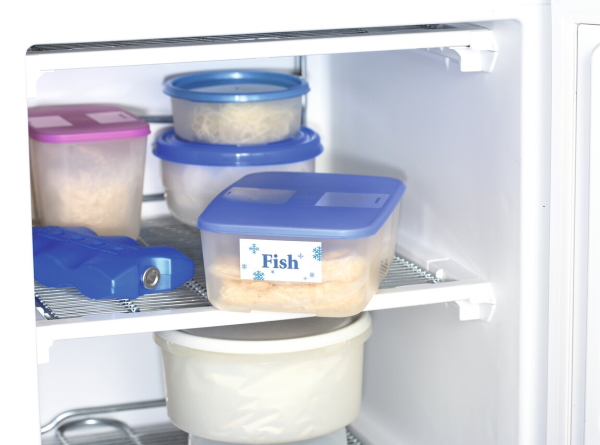Tiefkühletiketten auf Vorratsboxen im Kühlschrank