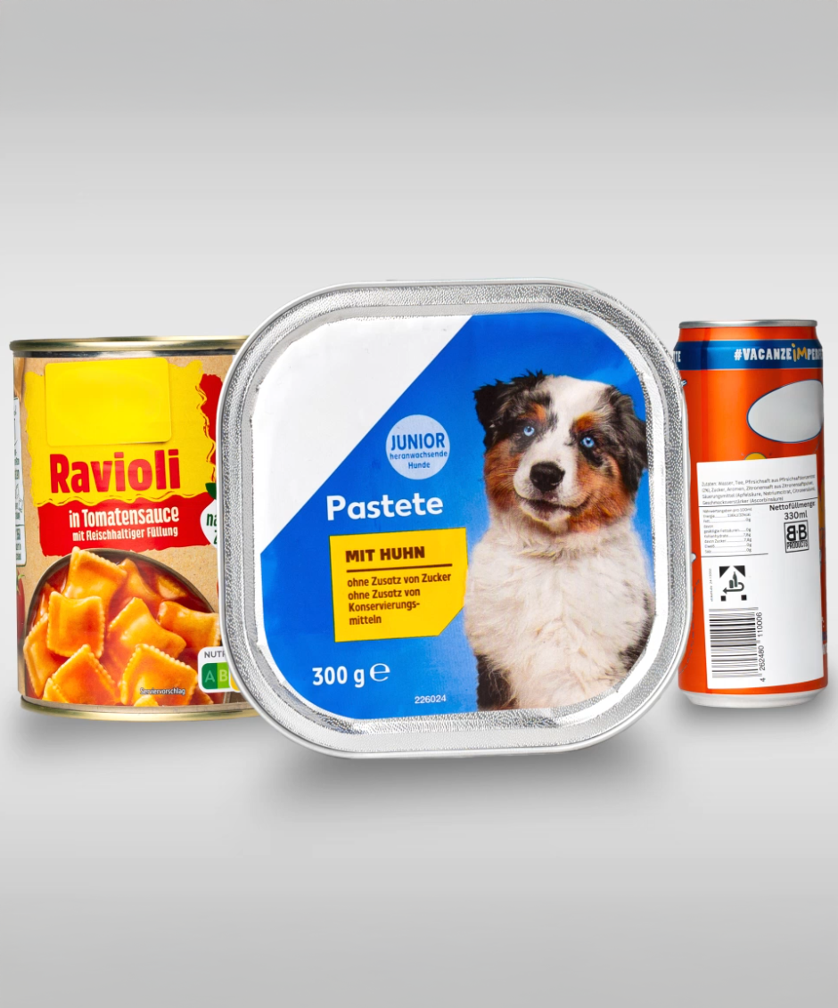 Eine Dose Ravioli in Tomatensauce, eine Schale Hundefutter mit Huhn und eine Getränkedose sind nebeneinander angeordnet.