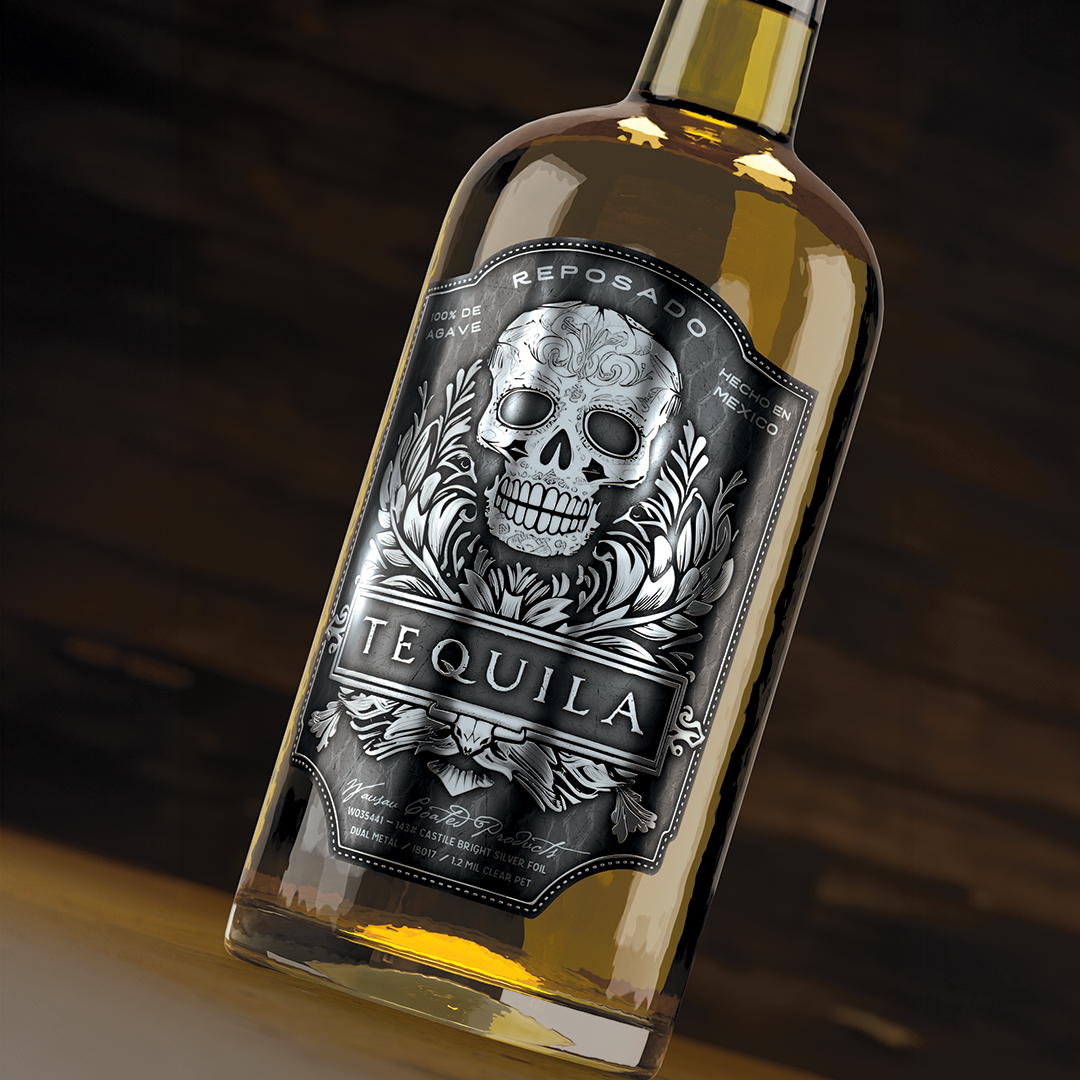 Flasche Tequila mit einem kunstvollen Etikett, das einen Totenkopf und dekorative Elemente zeigt. Die Aufschrift "Reposado" ist deutlich sichtbar.
