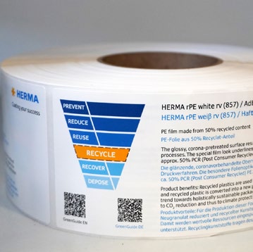 Rolle mit selbstklebendem PE-Folie aus 50 % recyceltem Material, beschriftet mit Recyclinginformationen und Anweisungen.