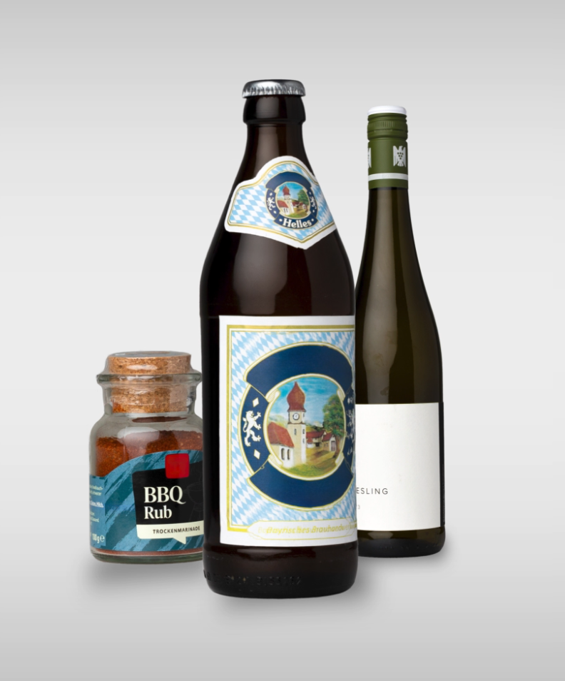Eine Flasche Helles Bier, eine Flasche Riesling und ein Glas BBQ-Rub stehen nebeneinander auf einem neutralen Hintergrund.