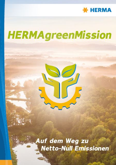 HERMAgreenMission-Logo mit Pflanzen- und Zahnradsymbol, umgeben von einer Landschaft mit Nebel und Wasser. Text: "Auf dem Weg zu Netto-Null Emissionen".