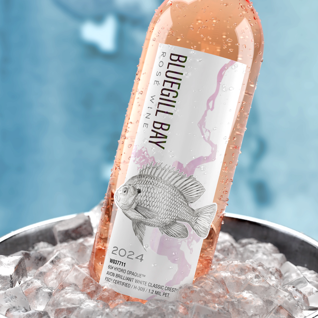 Flasche Bluegill Bay Roséwein in einem Eiseimer, mit einem Fisch-Design auf dem Etikett und der Jahreszahl 2024.