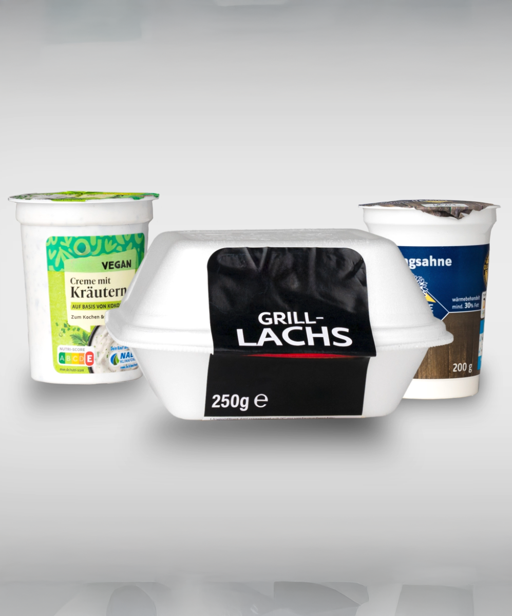 Drei Verpackungen von Lebensmitteln: eine vegane Kräutercreme, eine Schlagsahne und eine Verpackung mit Grilllachs (250g).