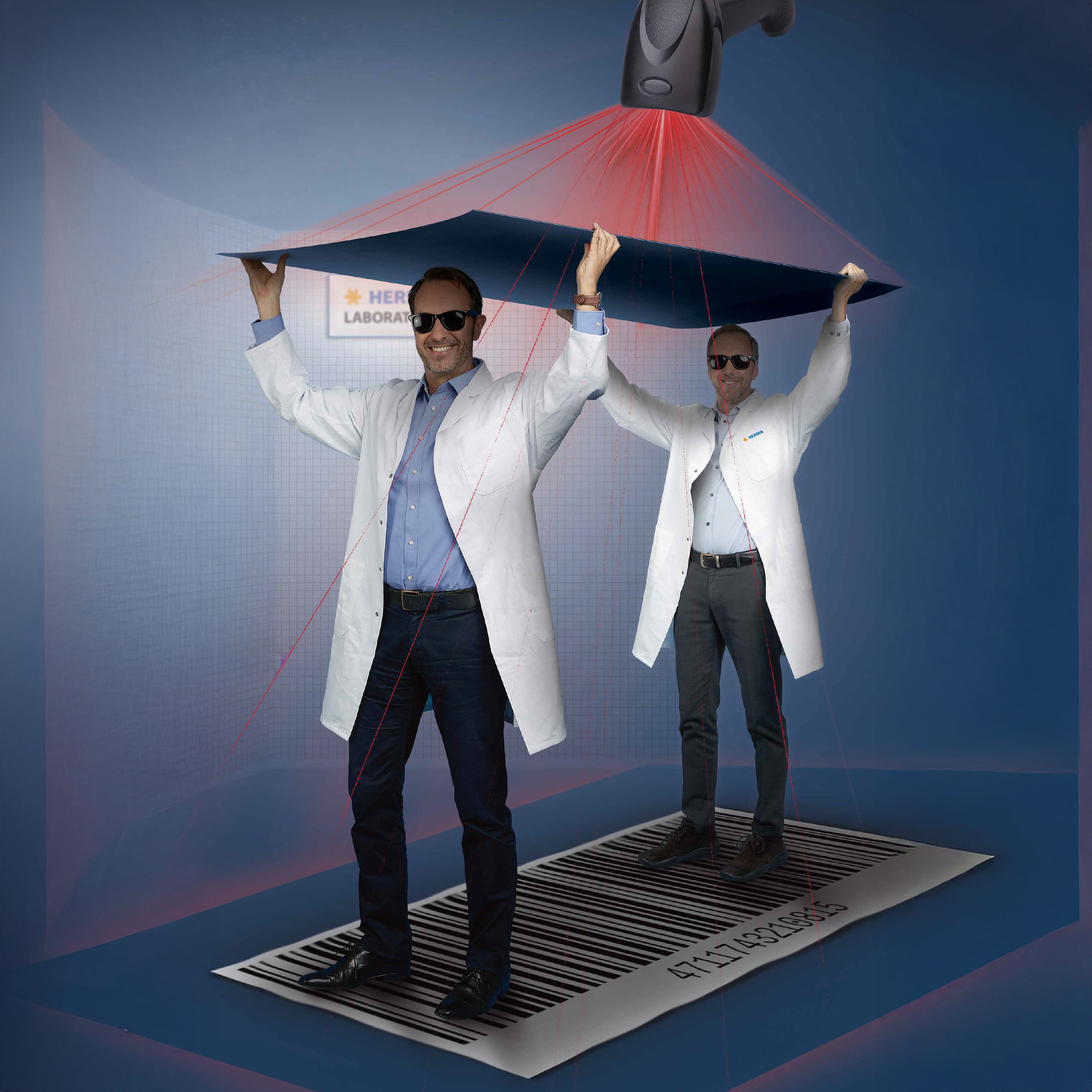 Zwei Männer in Laborkitteln halten eine große Platte über einem Barcode, während rote Linien von der Platte ausgehen.