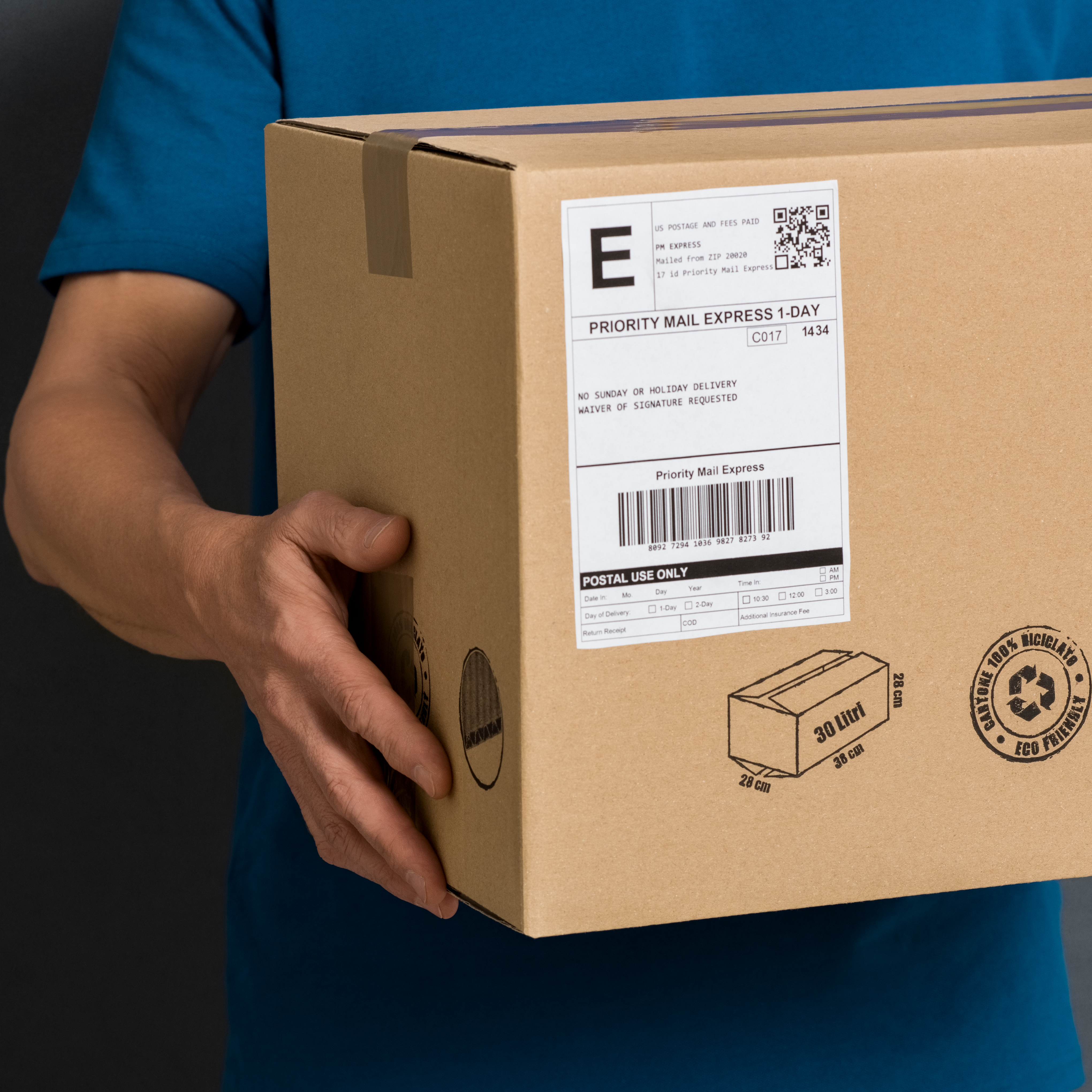 Eine Person hält ein braunes Paket mit einem Versandetikett, das "Priority Mail Express" anzeigt.