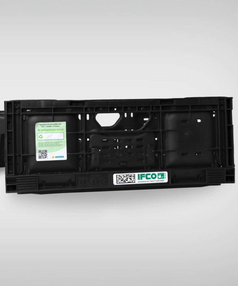 Schwarze Kunststoffpalette mit QR-Code und Etikett, die für den Transport von Waren verwendet wird.