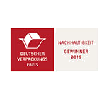 Deutscher Verpackungspreis, Kategorie Nachhaltigkeit, Gewinner 2018. Rotes Logo mit einem stilisierten Verpackungssymbol.