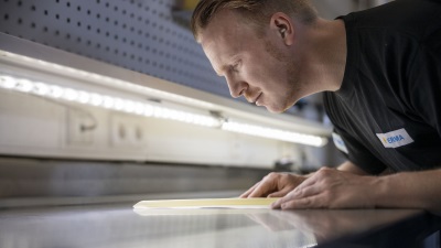 Mitarbeiter überprüft ein Etikett im Labor