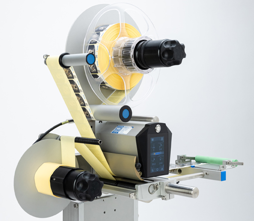 Etikettiermaschine mit zwei Rollen, einer Steuerungseinheit und einem Display zur Anpassung der Einstellungen.