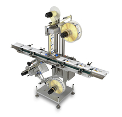 Etikettiermaschine mit zwei Rollen für Etiketten, Förderband und Sensoren zur automatischen Etikettierung von Produkten.