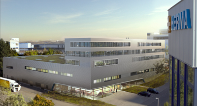 Moderne Bürogebäude mit großen Fenstern und begrünten Dächern, beschriftet mit "HERMA". Lkw und Autos parken in der Nähe.