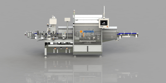 Eine moderne Etikettiermaschine mit einem Bedienfeld, die für industrielle Anwendungen konzipiert ist. Sie zeigt verschiedene Komponenten und Förderbänder.