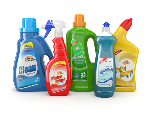 Sechs Flaschen Reinigungsmittel in verschiedenen Farben und Formen, darunter Fensterreiniger, Allzweckreiniger und Toilettenreiniger.