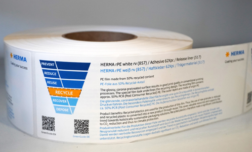 HERMA rPE weiß (857) Etikettenrolle mit Informationen zu Recycling und Verwendung von 50% recyceltem Material.